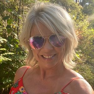 Meet your Posher, Larissa